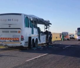 दक्षिण अफ्रिकामा बस र ट्रक ठोकिँदा १० जनाको मृत्यु