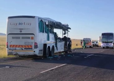 दक्षिण अफ्रिकामा बस र ट्रक ठोकिँदा १० जनाको मृत्यु